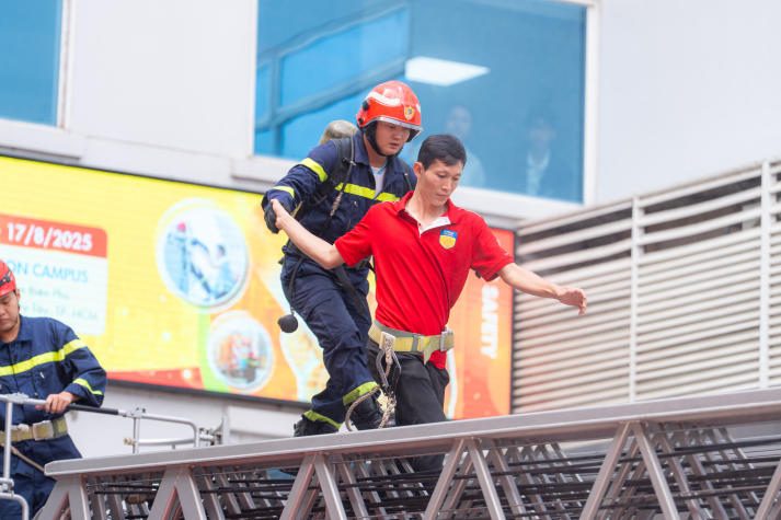 [Video] HUTECH tổ chức diễn tập PCCC & CNCH: Nâng cao năng lực ứng phó, bảo đảm an toàn học đường 116