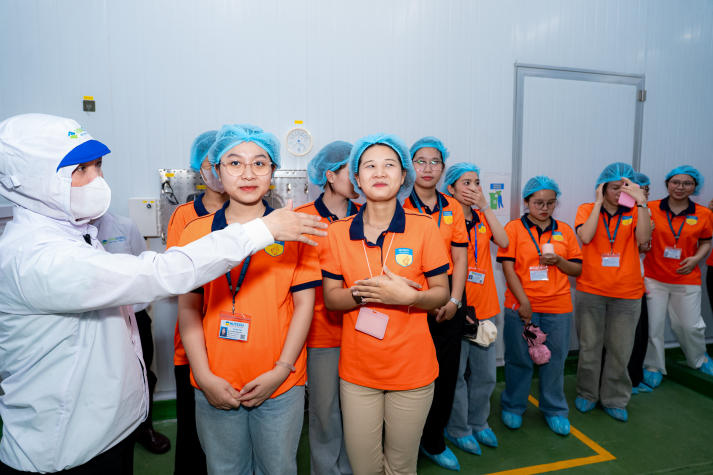 Sinh viên ngành Kinh doanh quốc tế học nghề thực tế từ chuyến tham quan Vinacoco 54