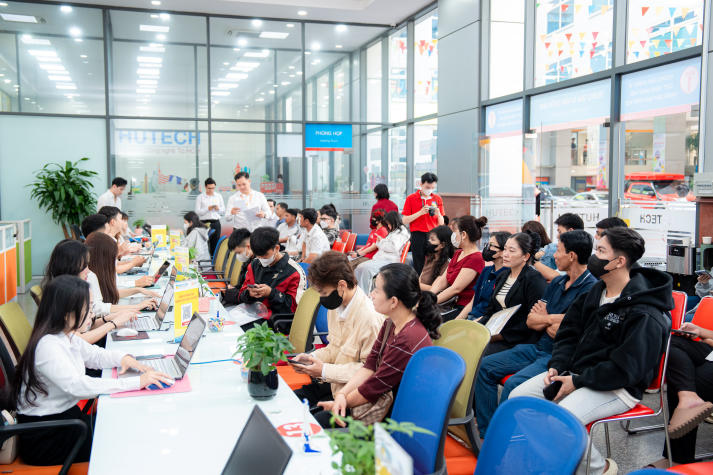 [Video] Tân sinh viên háo hức, phụ huynh hài lòng trong ngày đầu nhập học tại HUTECH 27