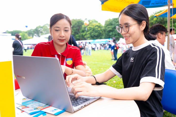 [Video] HUTECH cùng sĩ tử 2k8 tháo gỡ băn khoăn chọn Trường tại Ngày hội lựa chọn nguyện vọng xét tuyển 2026 108