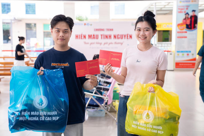 Sinh viên HUTECH trao giọt hồng, lan tỏa yêu thương trong ngày hội hiến máu tình nguyện 77