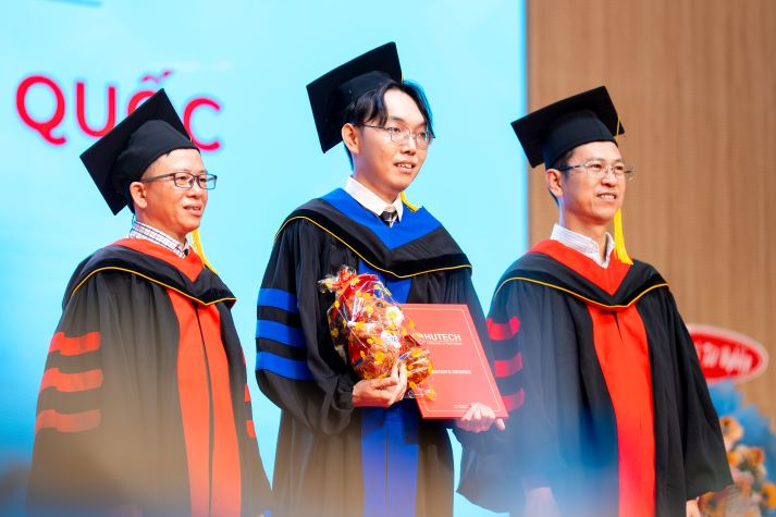 Lễ trao bằng tốt nghiệp HUTECH: Vinh danh nghị lực học tập vượt giới hạn thời gian và tuổi tác 130