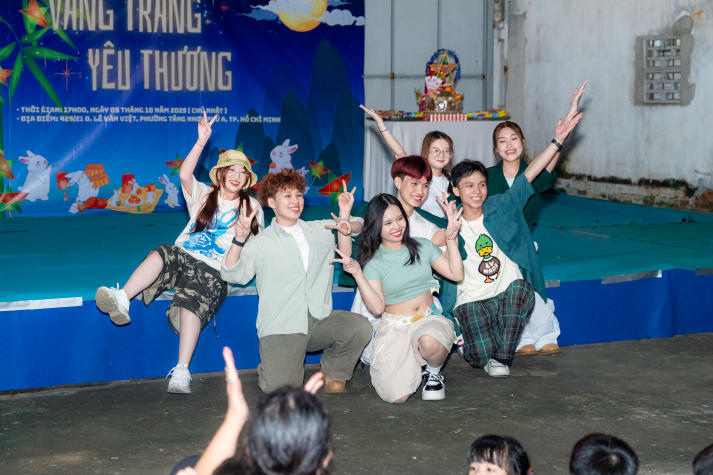 Sinh viên Khoa Thú y và hành trình thắp sáng “Vầng trăng tuổi thơ” 2025 132