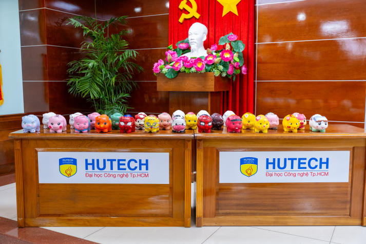 Khoa Tài chính - Thương mại "thu hoạch" heo đất, thu về hơn 11 triệu đồng cho các chiến dịch tình nguyện 19