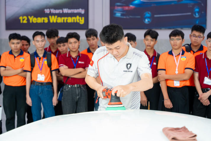 [Video] BƯỚC VÀO THẾ GIỚI CỦA NHỮNG SIÊU XE BẬC NHẤT VÀ CÔNG NGHỆ ĐỈNH CAO – SINH VIÊN VIỆN ĐÀO TẠO QUỐC TẾ HUTECH ĐÃ CÓ MỘT NGÀY “MÃN NHÃN” TẠI AVERY DENNISON! 15