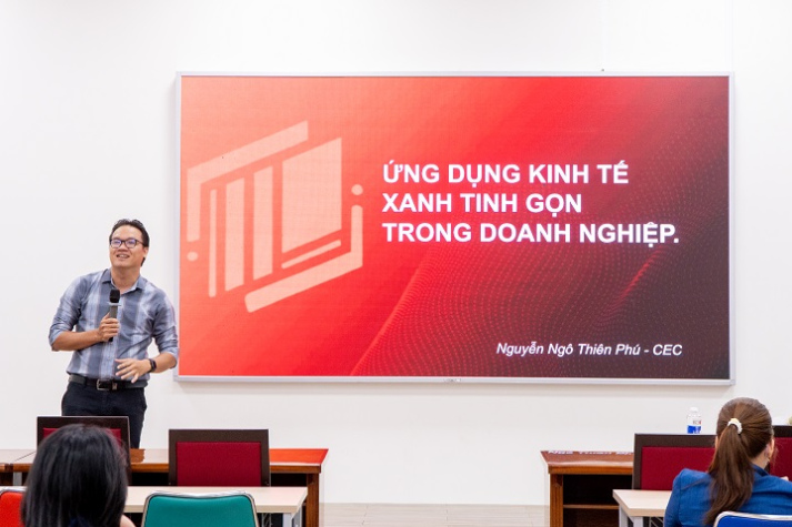 Khai mở kiến thức về mô hình kinh tế xanh với Seminar HUTECH Innovatalk 2025 32