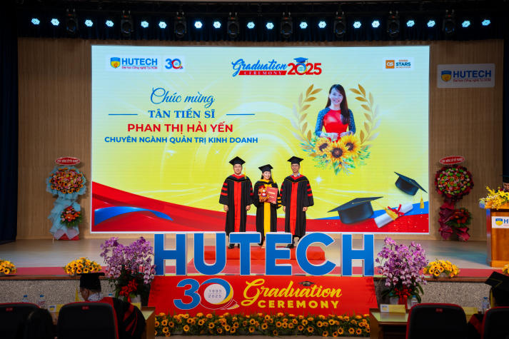 [Video] Những khoảnh khắc tri ân đầy tự hào tại Lễ trao bằng tốt nghiệp đợt 2/2025 HUTECH 104