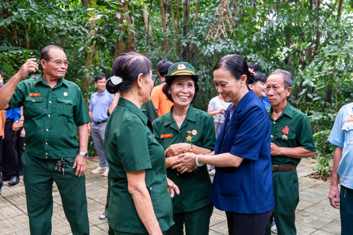 Sinh viên Khoa Marketing - Kinh doanh quốc tế dâng hương tri ân tại Khu căn cứ Huyện ủy Tòa Thánh 70
