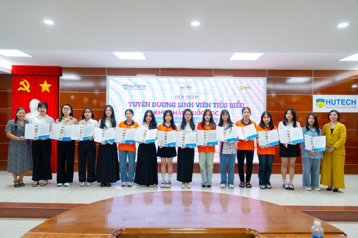 Khoa Hàn Quốc học vinh danh nhiều sinh viên tiêu biểu và tổ chức buổi giao lưu cùng cựu sinh viên 101