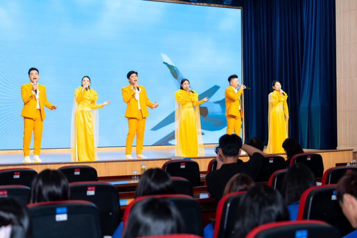 HUTECH hưởng ứng “Ngày hội của toàn dân”: Lan tỏa tình đoàn kết và niềm tin xã hội 60