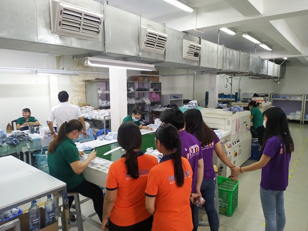 Sinh viên HUTECH tìm hiểu về quy trình sản xuất hàng may mặc tại Công ty CP Bình Phú 71
