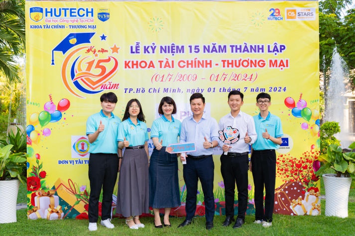 Rộn ràng Lễ kỷ niệm 15 năm thành lập của Khoa Tài chính - Thương mại HUTECH 16