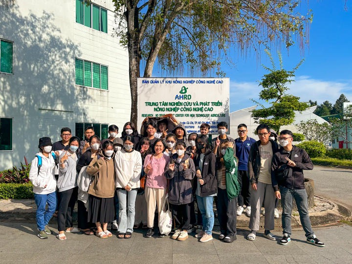 ​Sinh viên ngành Công nghệ sinh học HUTECH tham quan Trung tâm Nghiên cứu và Phát triển nông nghiệp Công nghệ cao (huyện Củ Chi) 67