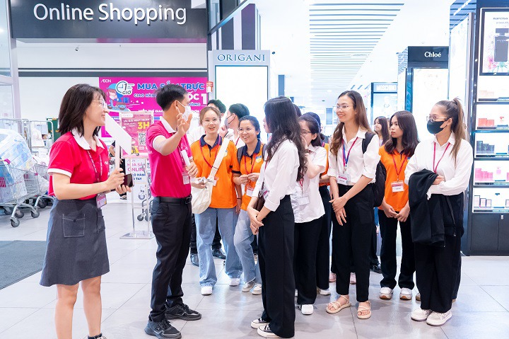 Sinh viên Khoa Nhật Bản học tích luỹ kiến thức thực tế hữu ích từ chuyến tham quan Trung tâm mua sắm AEON Bình Tân 85