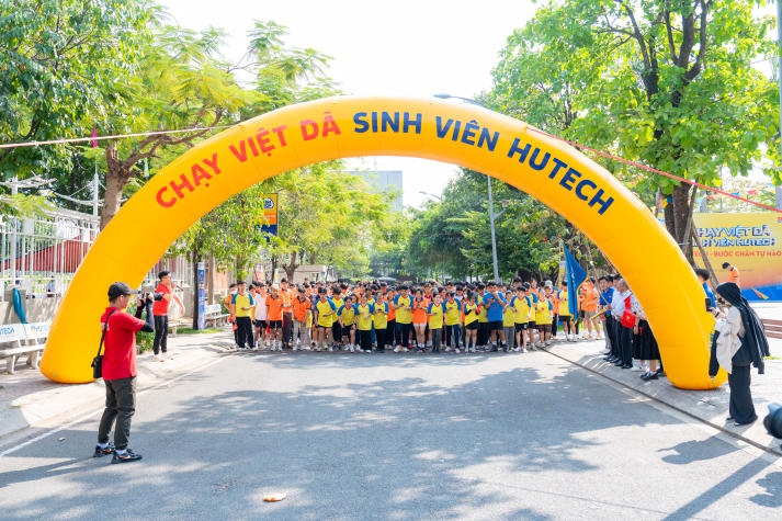 Sinh viên HUTECH rộn ràng chạy Việt dã hưởng ứng Tháng Thanh niên 9
