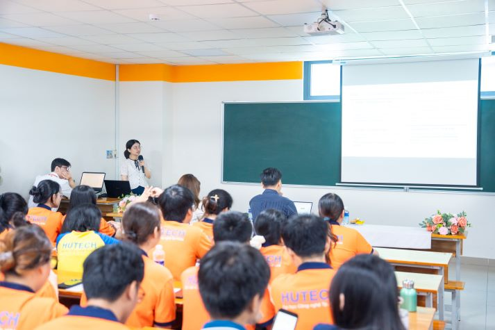 Giải mã bí quyết chọn đề tài, khai thác tài liệu khoa học cùng sinh viên Khoa Tiếng Anh 45