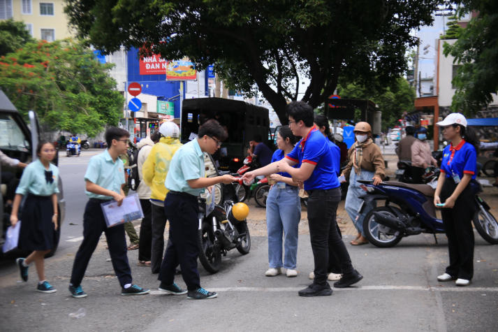 220 tình nguyện viên HUTECH sẵn sàng tiếp sức sĩ tử tại 5 điểm thi tốt nghiệp THPT 2026 55