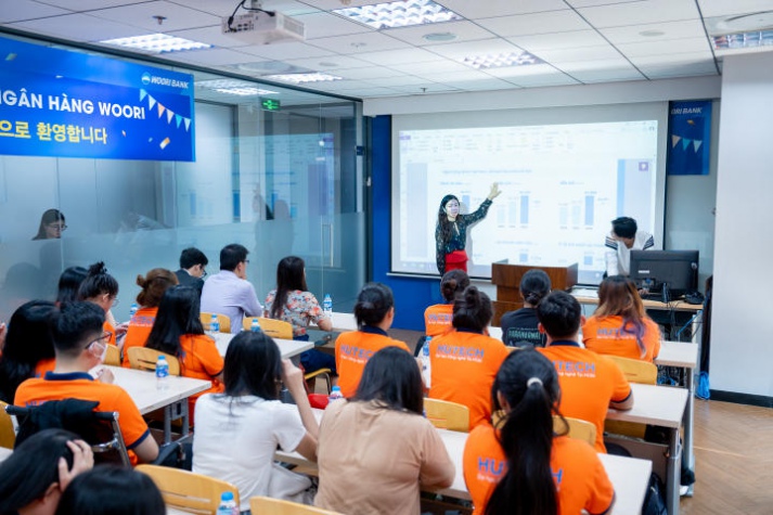 Sinh viên Khoa Tài chính - Thương mại tham quan thực tế tại Ngân hàng Woori Việt Nam 48