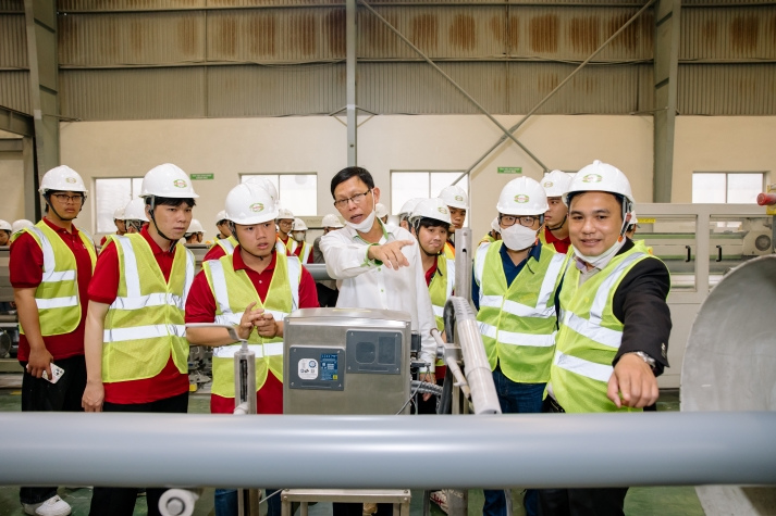 Sinh viên Viện Kỹ thuật khám phá môi trường sản xuất hiện đại tại Nhựa Tiền Phong 89