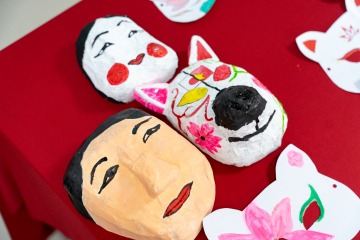 [Video] Sinh viên Khoa Nhật Bản học HUTECH trổ tài trang trí mặt nạ Kitsune-men 61