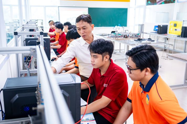 HUTECH earns 5-star rating for teaching quality from QS Rankings 102