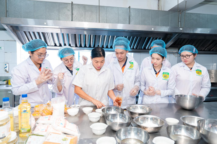 Sinh viên Khoa Thẩm mỹ và Khoa học sự sống tự tay đem “vầng trăng yêu thương” đến thiếu nhi phường Xóm Chiếu 76
