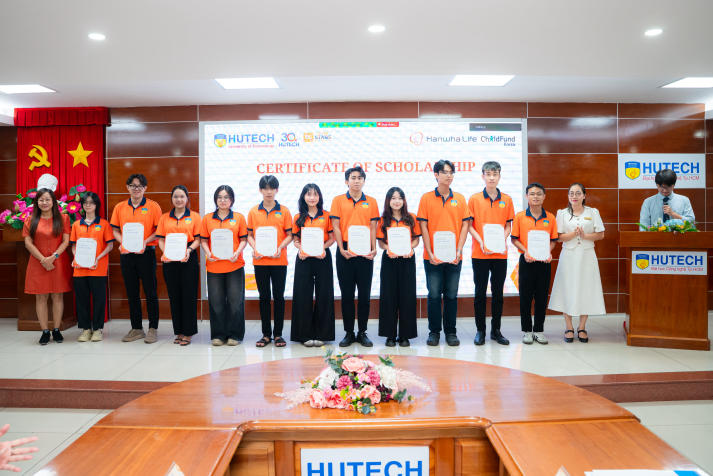Hanwha Life Finance Mentor wraps up, highlighting growth of 40 HUTECH students 45
