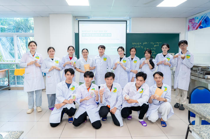 [Ảnh] Vị ngọt đoàn viên: Trải nghiệm nghề và giá trị Tết của sinh viên Công nghệ thực phẩm 74