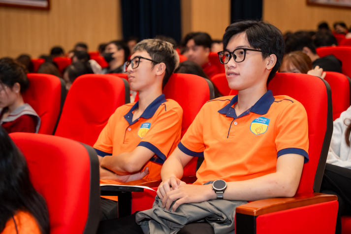 Giải mã thế giới mạng: HUTECH -ers học cách tiếp cận thông tin thông minh vào 12/6 tới 24