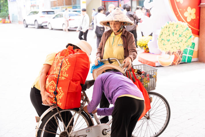 Khoa Tài chính - Thương mại lan tỏa Xuân đầm ấm - Tết yêu thương đến cộng đồng 21