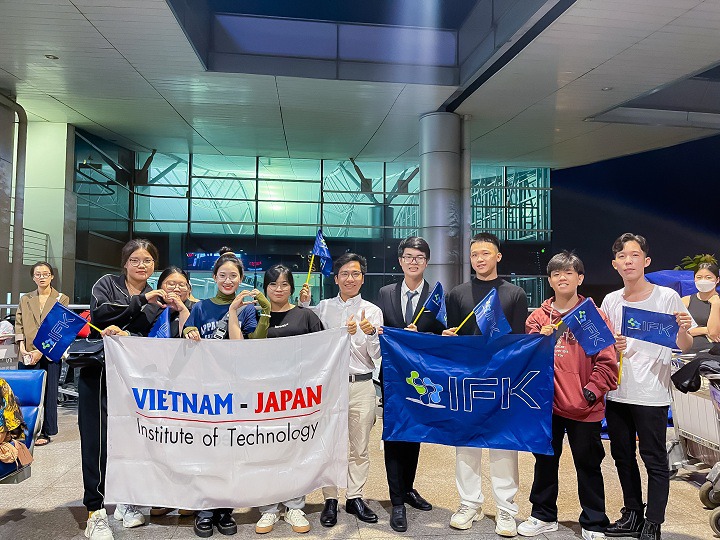 Các bạn sinh viên VJIT vui vẻ check-in tại sân bay trước giờ lên đường sang Nhật Bản HUTECH 2