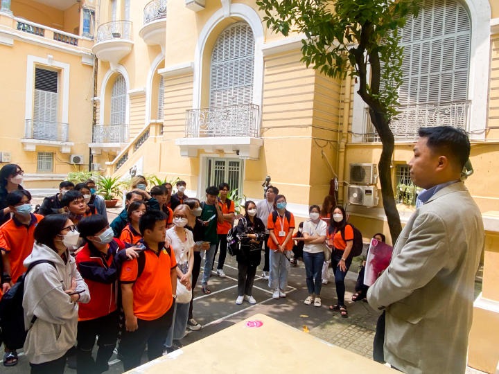 Dưới sự dẫn dắt nhiệt tình của thầy Thanh Nhật, các bạn sinh viên đã đến tham quan Bảo tàng Mỹ thuật TP.HCM HUTECH 1