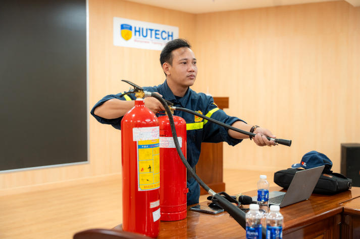Trang bị kỹ năng ứng phó với hỏa hoạn: HUTECH tổ chức diễn tập PCCC & CNCH tại Thu Duc Campus 46