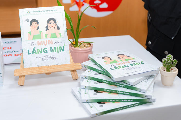Viện Khoa học Ứng dụng tiếp nhận bộ sách chuyên sâu về chăm sóc da từ Doctor Acnes 31