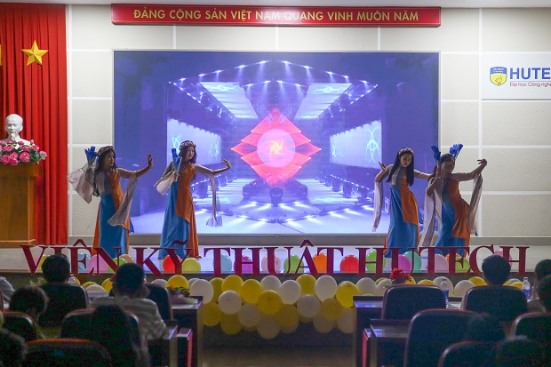 Students from HUTECH Institute of Technology showcase their unique talent at the Forever Young Musical Gala 73