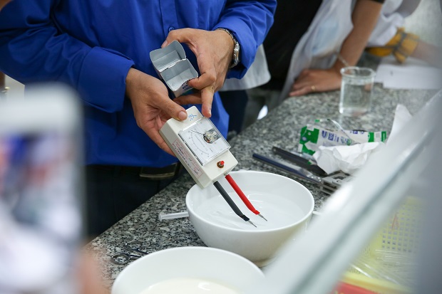 Sinh viên Công nghệ thực phẩm thực hành kiểm tra độ kín của bao bì thực phẩm sữa 22