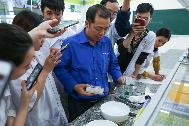 Sinh viên Công nghệ thực phẩm thực hành kiểm tra độ kín của bao bì thực phẩm sữa 62