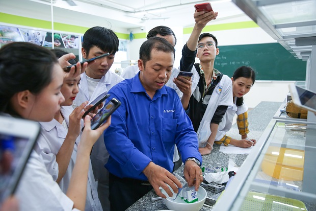 Sinh viên Công nghệ thực phẩm thực hành kiểm tra độ kín của bao bì thực phẩm sữa 63