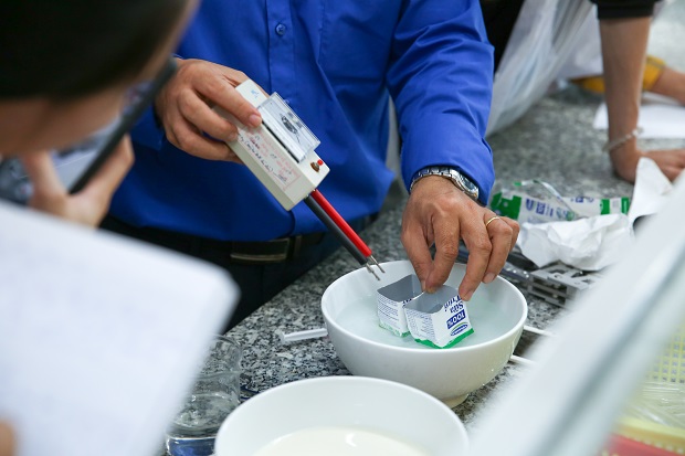 Sinh viên Công nghệ thực phẩm thực hành kiểm tra độ kín của bao bì thực phẩm sữa 66