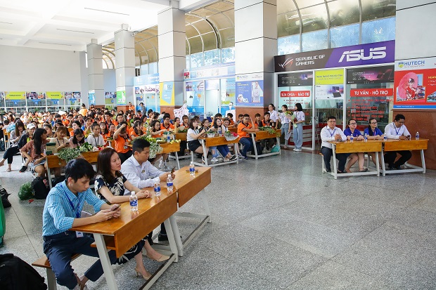 Sinh viên HUTECH gửi những lẵng hoa yêu thương chúc mừng ngày Phụ nữ Việt Nam 20/10 46