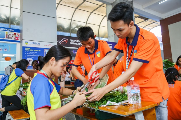 Sinh viên HUTECH gửi những lẵng hoa yêu thương chúc mừng ngày Phụ nữ Việt Nam 20/10 52