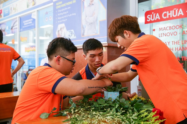 Sinh viên HUTECH gửi những lẵng hoa yêu thương chúc mừng ngày Phụ nữ Việt Nam 20/10 55