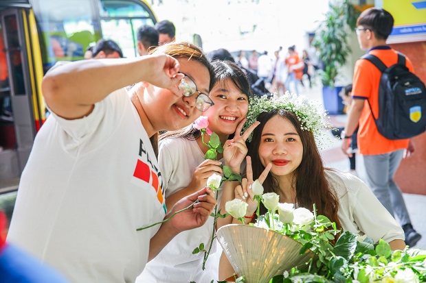 Sinh viên HUTECH gửi những lẵng hoa yêu thương chúc mừng ngày Phụ nữ Việt Nam 20/10 58