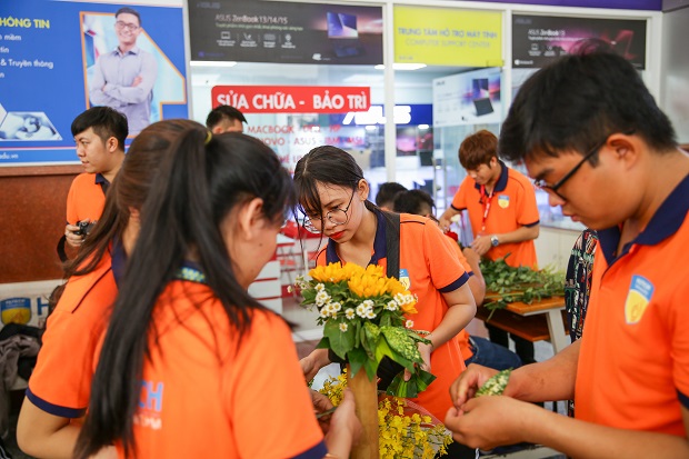 Sinh viên HUTECH gửi những lẵng hoa yêu thương chúc mừng ngày Phụ nữ Việt Nam 20/10 61