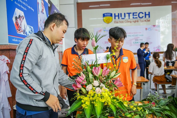 Sinh viên HUTECH gửi những lẵng hoa yêu thương chúc mừng ngày Phụ nữ Việt Nam 20/10 64