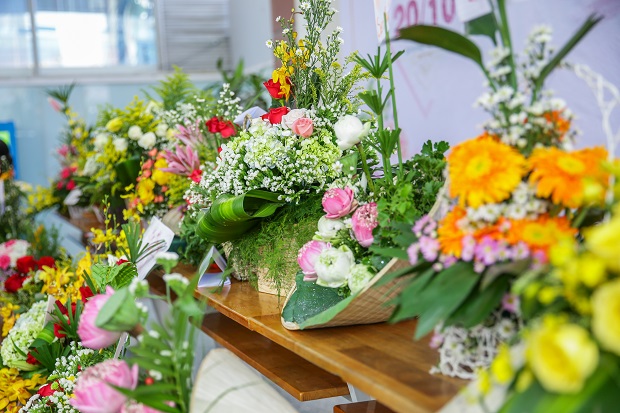 Sinh viên HUTECH gửi những lẵng hoa yêu thương chúc mừng ngày Phụ nữ Việt Nam 20/10 91
