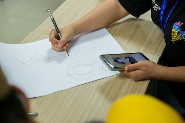 “Hóa thân” thành nghệ nhân cùng sinh viên Nhật Bản học qua cuộc thi vẽ tranh cát “Nét duyên sắc hồng” 108