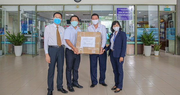 HUTECH faculty and staff join hands in the fight against the Covid-19 pandemic 24
