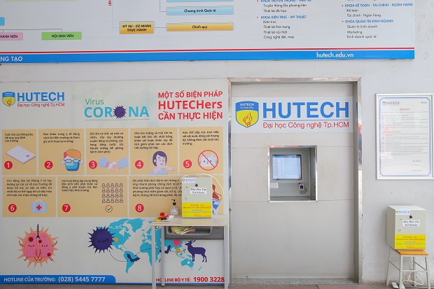 HUTECH students donate hand sanitizer dispensers to the University to contribute to the fight against the Covid-19 pandemic 39