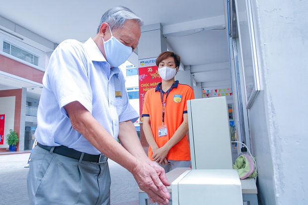 HUTECH students donate hand sanitizer dispensers to the University to contribute to the fight against the Covid-19 pandemic 51